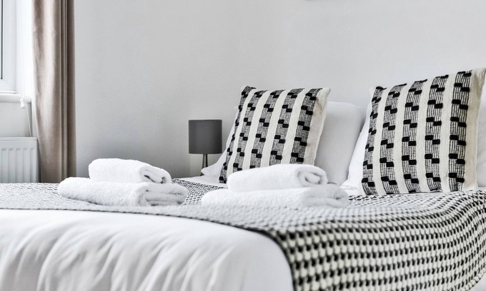 North Acton Apartment | Saxon House, Modern 2 bed, 2 bath, free parking