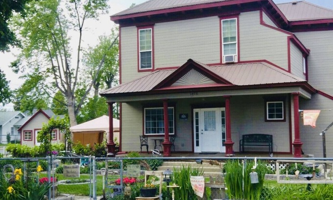 Baker City Apartment | Scarlet Begonia - Great For Families!
