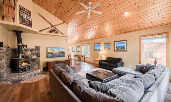 Truckee House | Scarlet Hollow Cabin at Tahoe Donner by Tahoe Getaways - 3BR w HOA Amenities