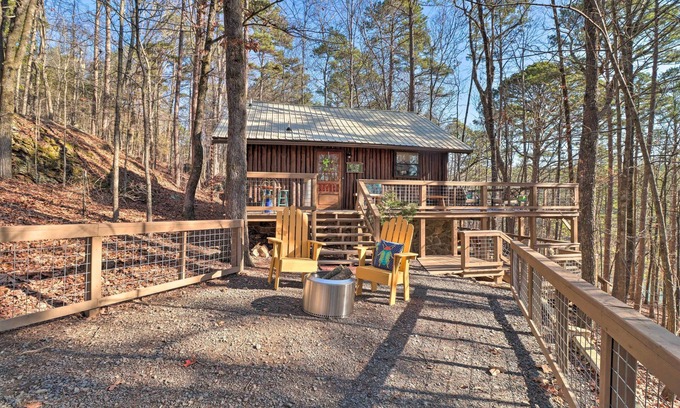 Higden Cabin | Scenic Greers Ferry Cabin w/Deck + Fire Pit!