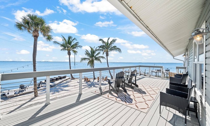 Orlando Beach Condo | Scenic Riverfront Suite W/Private Beach Access & Space for Memorable Events 🌊