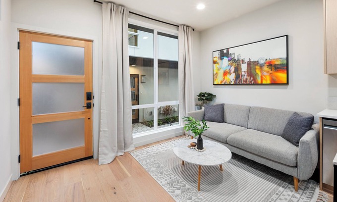 North Beacon Hill House | Scenic Rooftop Stay w/A/C Parking Near Light Rail