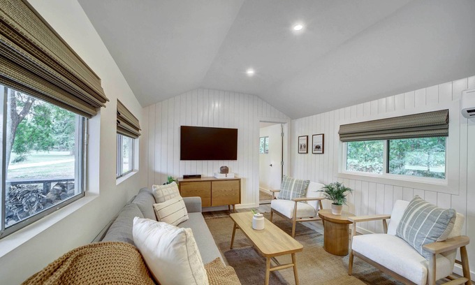 Tulsa Cabin | Scenic Tulsa Getaway w/Deck + Fire Pit