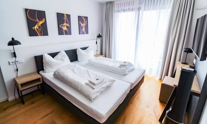 Friedrichshain Apartment | Schöne 3-Zimmerwohnung mit Lift im 1.OG für Familien und Gruppen