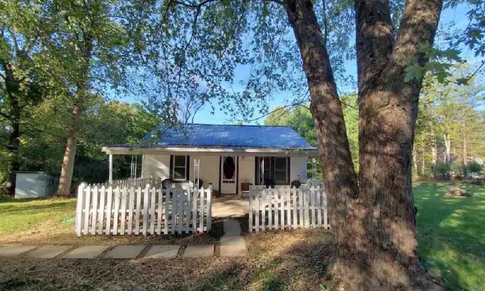 Bloomington Cottage | School house cottagen