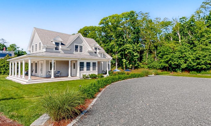 Wellfleet House | School Street Gardens