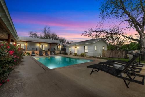 Fredericksburg House | Schubert Inn Cottage - Pool - Walk to Main St