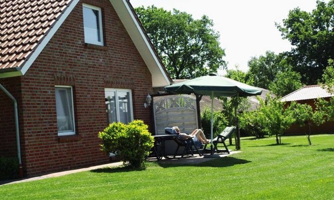 Detern Apartment | Schwalbenhaus - Ferienhof Am Birkensee, 55125