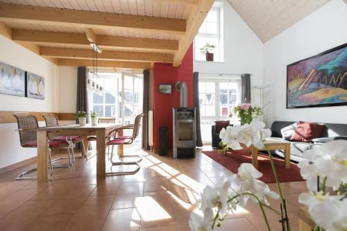 Greetsiel Apartment | Schwalbennest Greetsiel für bis zu 6 Personen mit Kaminofen, Whirlpool und Sauna - Haustiere herzlich willkommen, nah am Hafen