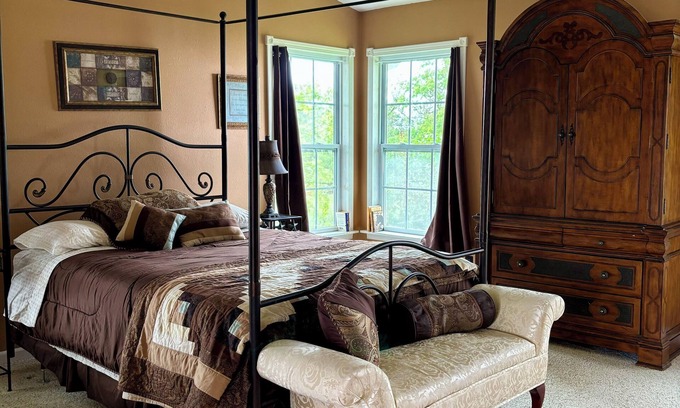 Shelbina House | Schwieter Land & Livestock offers cowboy charm plus all the modern amenities