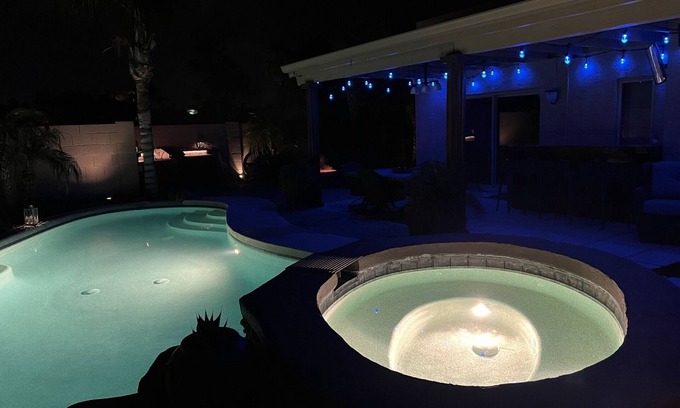 Barclay Place House | Scottsdale oasis. ☀️🏜️🌵 Pool, hot tub, fire pit, outdoor bar/tv, bbq & putt golf.