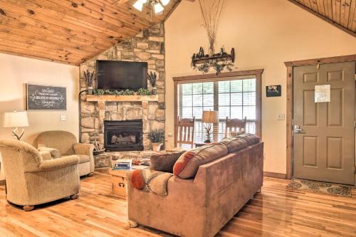 Branson West House | Screened Deck Cozy Branson West Cabin!
