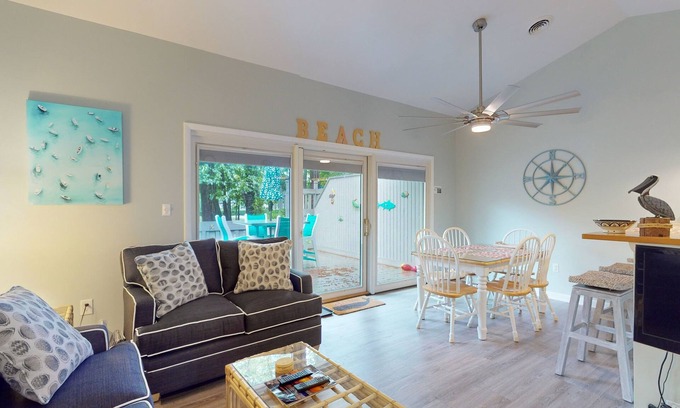 Bethany Beach Condo | Sea Colony Tennis 1st-floor condo with balcony & gym