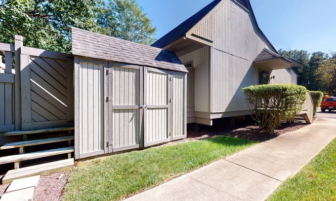 Bethany Beach Condo | Sea Colony Tennis 1st floor condo w/pool, basketball court, and shared sauna