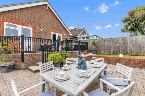 Peacehaven House | Sea Downs House with Free Parking By My Getaways