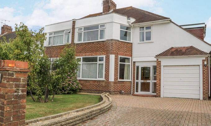 Worthing House | SEA DREAMS, pet friendly, country holiday cottage in Goring-By-Sea
