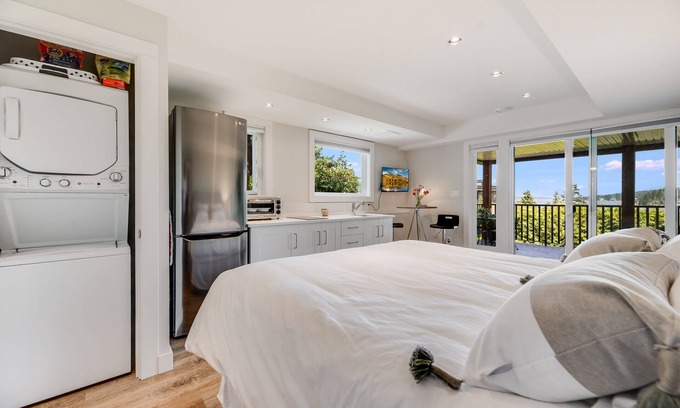 Brentwood Bay Apartment | Sea-esta Suite
