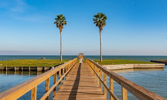 Sailhouse Condo | Sea La Vie | Access to Lighted Fishing Pier + Pool
