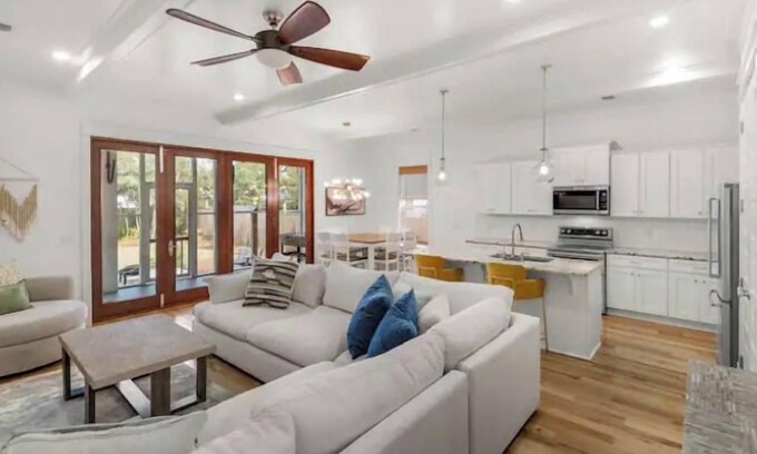 Village of Sugar Beach House | 🦩Sea La Vie at Sugar Beach~Pet-Friendly🦩