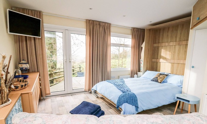 Bryn-crug Cabin | SEA MOSS CABIN, romantic, with pool in Tywyn