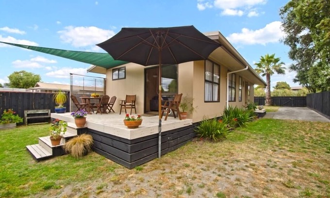Papamoa Beach Cottage | Sea Peeks Holiday Home