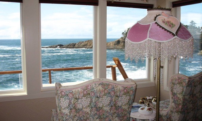Depoe Bay Apartment | Sea Rose Suite at Whales Rendezvous