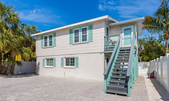 Anna Maria House | Sea Spray 2: *Pet-friendly *Steps to the beach *Close to shops, restaurants