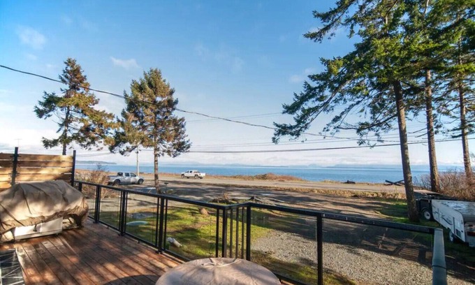 Campbell River House | Sea,Sunrises,Sauna | Oceanfront Stylish Retreat