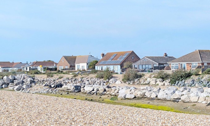 Pagham Cottage | Sea Urchin - Pagham - Sea Front - sleeps 8 guests in 2 bedrooms