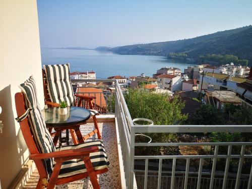 Amfilochia Apartment | Sea View Apartment with 3 Bedrooms in Amfilochia