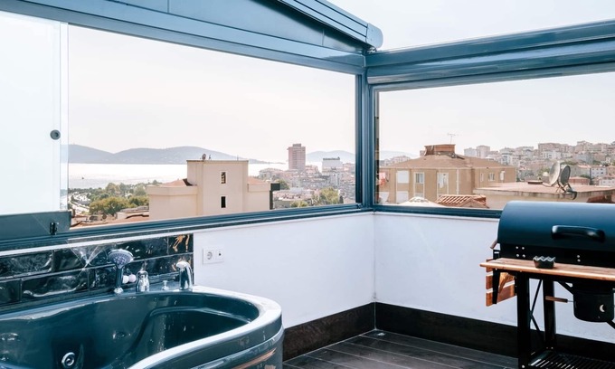 Kartal Apartment | Sea View Flat w Terrace, Jacuzzi Near Kartal Coast