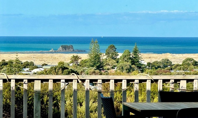 Mangawhai Heads House | Sea views - sunny & spacious in the heart of Mangawhai Heads