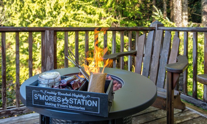 Seabrook Cabin | Seabrook Beach Cabin - Dog Friendly + Private Hot Tub + Walk to Town & Ocean