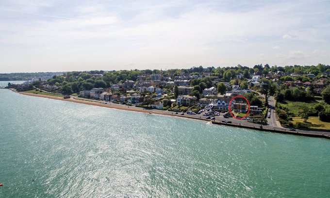 Cowes Cottage | Seafront Quay West Apartments - an apartment that sleeps 2 guests in 1 bedroom
