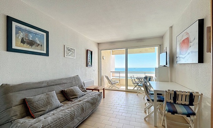 Carnon-Plage Apartment | Seafront studio cabin with parking and pets allowed