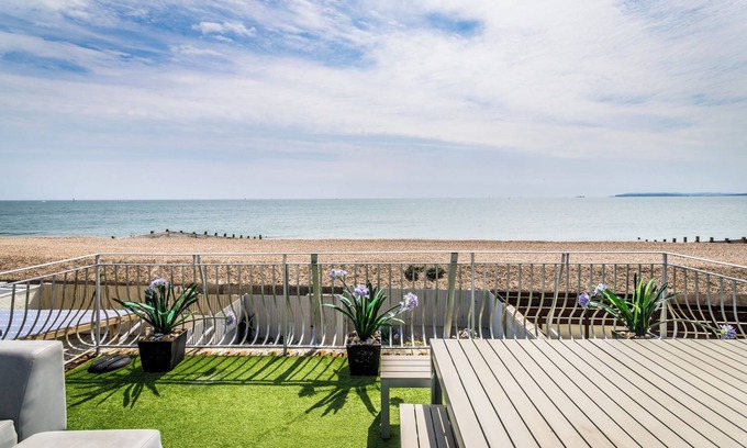 South Hayling House | Seascape - Beautiful Sea Views - Stylish 4 bedroom House at the Beach