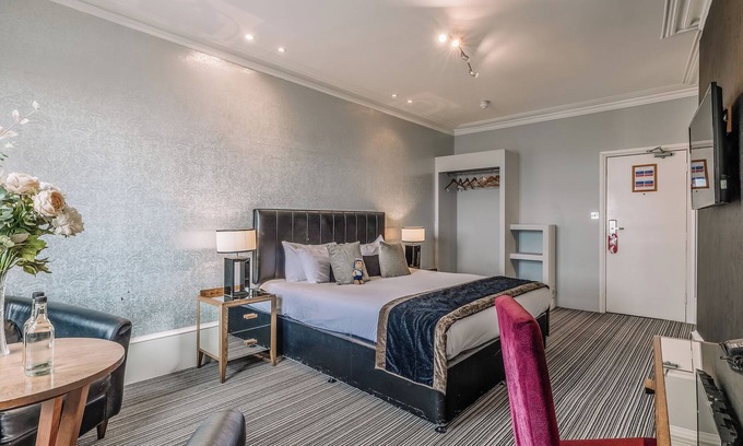 Westcliff-on-Sea Hotel | Seaside Bliss: Walk to Adventure Island & Beachfront Fun