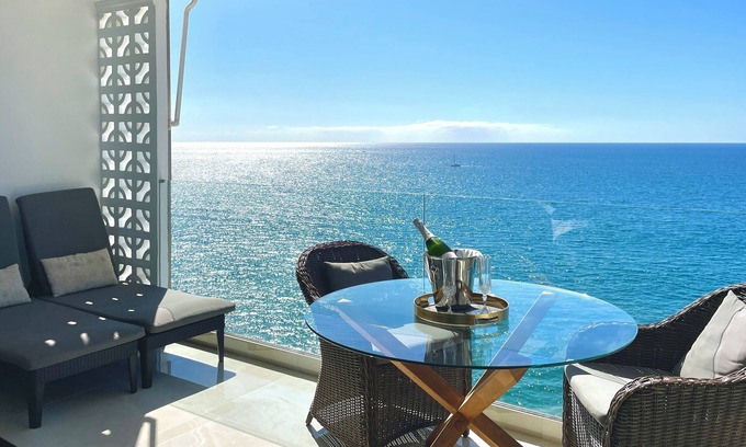 Patalavaca Apartment | Seaside Bliss: Spectacular View, Beachfront Haven