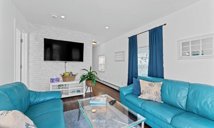 Keansburg Cottage | Seaside Cottage: 1 block to free beach w/NY Skyline. 30min to NYC.