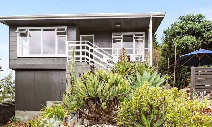 Waikanae Cottage | Seaside House - Waikanae Beach Bach