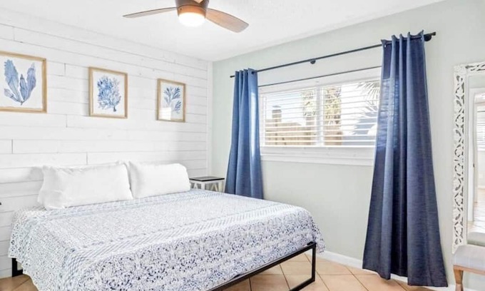 Fort Walton Beach Condo | Seaside Sanctuary 2 Min Walk to Okaloosa Beach