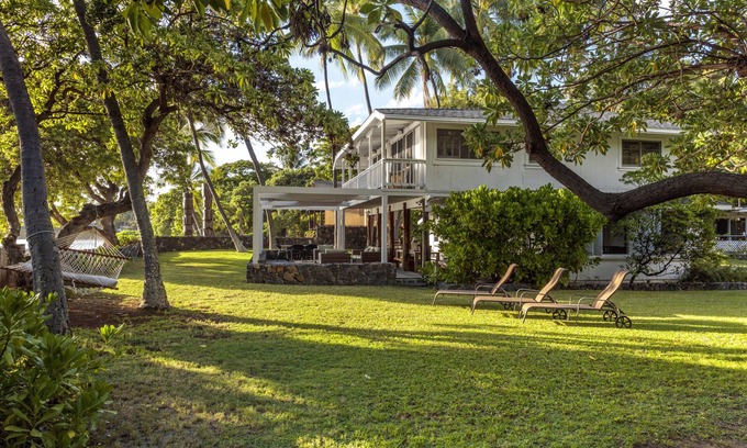Kailua-Kona Cottage | Seaside Zen Cottage - A beach is your front yard