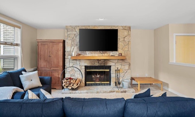 West Dover Condo | Seasons Lodge | Trailside Condo w/Fireplace!