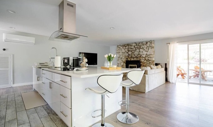 White Center House | Seattle Spacious Modern Comforts