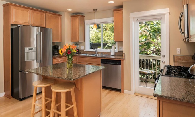 Mann House | Seattle Vacation Home: Life's a Beach - Comfort, LOCATION, 3 En Suites! | Ideal for Families