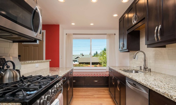 Madrona House | Seattle Vacation Home: The Autobahn - 3 bed/2 bath, great outdoor space!