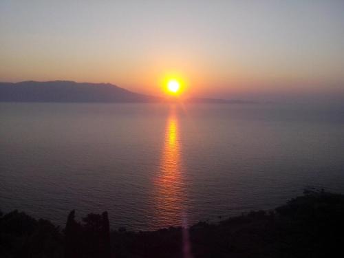 Ravdoucha Apartment | Seaview Studio in beautiful setting, west from Chania
