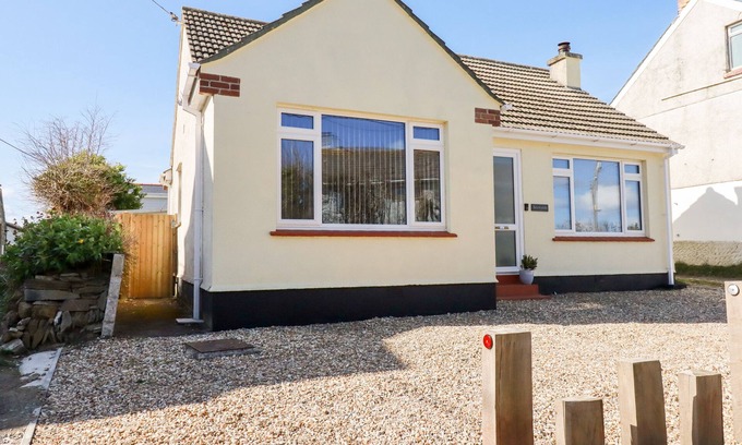 Crantock Cottage | SEAWYNDS, pet friendly, character holiday cottage in Crantock