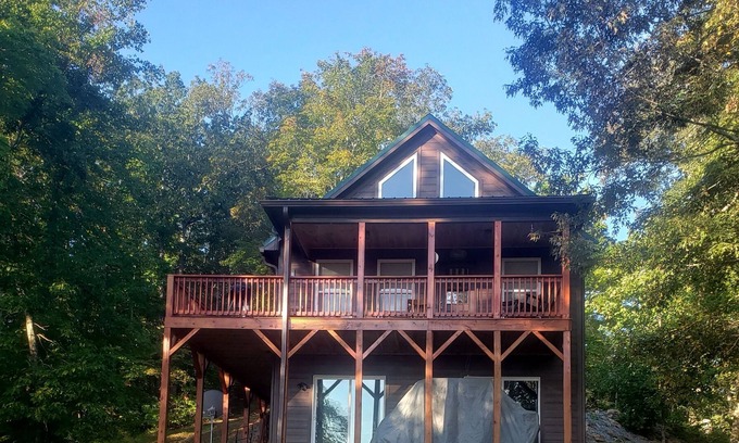 Rutherfordton Cabin | Secluded 3 story 4 br 2 bth on BroadRiver, by Ashville ,TIEC Chimney rock.
