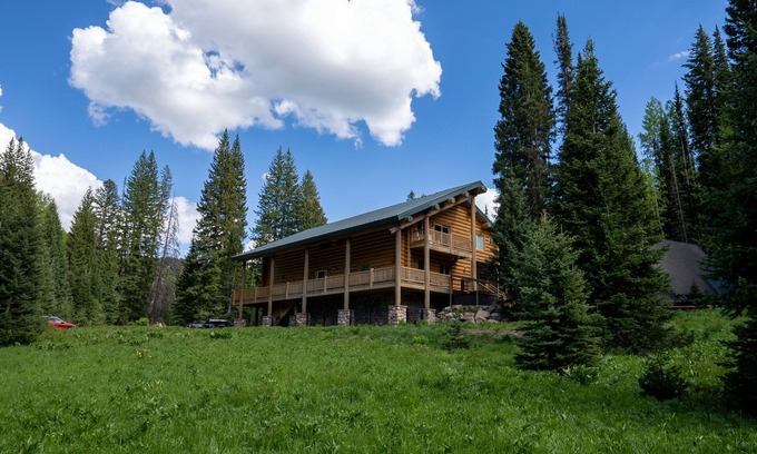 Salt Lake Mountain Resorts Cabin | Secluded big cabin within a mile of the resorts. looking for 30d+ rentals